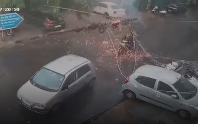 Cột điện bất ngờ bị đổ, đè trúng người phụ nữ đi xe máy