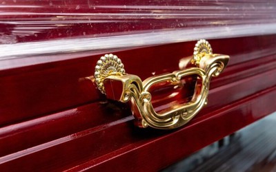 Làm tang lễ cho con trai, người phụ nữ sốc nặng khi phát hiện nhầm lẫn "động trời"