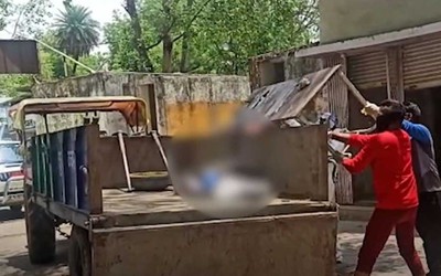 Phát hiện "bí mật" đáng sợ trên chiếc xe chở rác