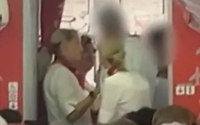 Hành khách bị đưa ra khỏi máy bay sau khi trở nên "không thể kiểm soát"