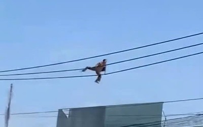 Trèo cột điện đu dây rồi ngã xuống đất, người phụ nữ tử vong