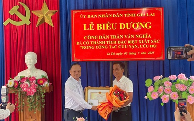 Trao tặng bằng khen cho anh Trần Văn Nghĩa về thành tích xuất sắc trong công tác cứu nạn, cứu hộ