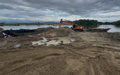 Liên tiếp phát hiện, bắt giữ nhiều vụ khai thác cát trái phép trên sông Kiến Giang