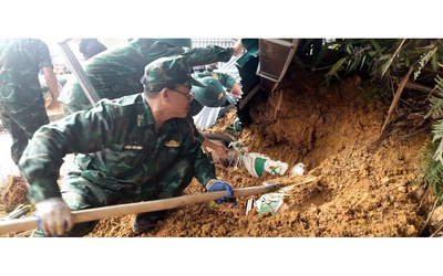 Bộ đội biên phòng nỗ lực giúp người dân khắc phục hậu quả sạt lở do mưa lớn