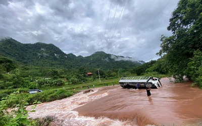 Mưa lớn trong đêm nhiều hộ dân phải di dời, giao thông chia cắt