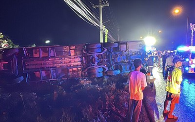 Xe ô tô khách lao như tên bắn rồi lật úp, 30 người ngồi trong xe đập cửa hoảng loạn