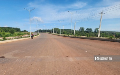 Tuyến đường hơn 21 tỷ đồng chưa bàn giao đã hư hỏng