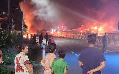 Video: Xe khách giường nằm bốc cháy ngùn ngụt trên Quốc lộ 1