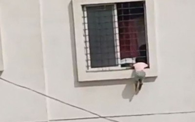 Mẹ vắng nhà, bé gái lơ lửng trên cửa sổ tầng 3 và cái kết thót tim