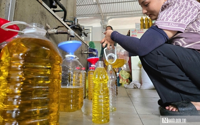 Sợ mua phải dầu ăn "bẩn", người dân xứ Nghệ đổ xô đi ép dầu lạc, vừng