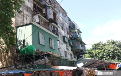 Cận cảnh “chuồng cọp” treo lơ lửng, bịt kín chung cư, nhà trọ