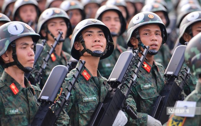 Người dân đội nắng xem hợp luyện diễu binh 2/9