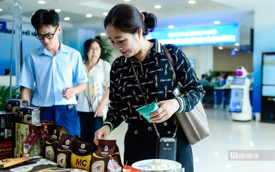 Hà Nội: Người dân bất ngờ được phục vụ bánh, nước khi làm thủ tục hành chính