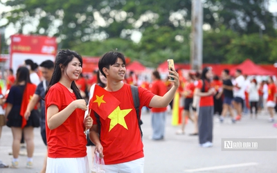 Sắc đỏ phủ kín cổng SVĐ Mỹ Đình trước giờ concert “Tổ quốc trong tim”