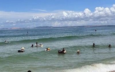 Hơn 100 người bất ngờ nhiễm bệnh lạ sau khi đi tắm biển