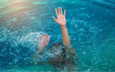 Bị hút vào ống cống dưới bể bơi, bé gái 6 tuổi tử vong thương tâm