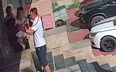 Điều tra vụ một người đàn ông đang bồng cháu bé thì bị đánh gục tại quán karaoke