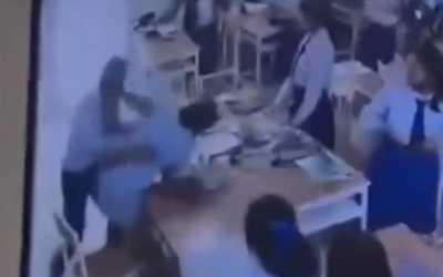 Không hài lòng với điểm thi, nam sinh lao tới tấn công nữ giáo viên