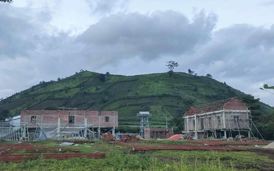 Về một nhà rông bê tông bị tạm dừng thi công