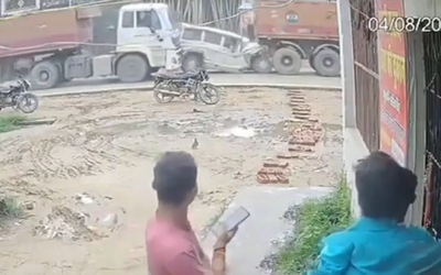 Bị kẹp giữa 2 xe đầu kéo, ô tô biến dạng sau va chạm