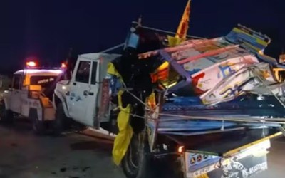 Xe bán tải va chạm với xe đầu kéo, 11 người tử vong