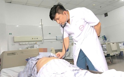 Người đàn ông sốt cao hơn một năm do cùng lúc nhiễm virus, vi khuẩn và nấm