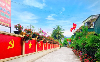 Ngắm con đường rực cờ Tổ quốc, cờ Đảng của cặp vợ chồng ở Nghệ An trước thềm đại lễ