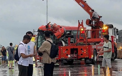 Xe khách tông đuôi container, tài xế mắc kẹt trong cabin