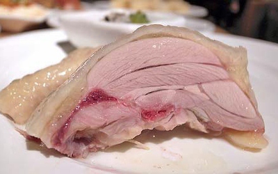 Ăn thịt gà nấu chưa chín, người đàn ông tử vong