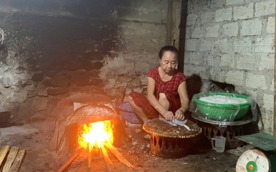 Mưu sinh bên bếp lửa, giữ hồn quê qua nghề làm bánh mướt ở Sơn Tiến