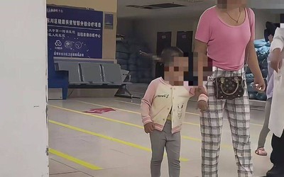 Bị dao đâm vào đầu, bé gái có thái độ khiến cả bệnh viện sốc nặng