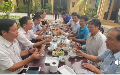 Cán bộ thú y Huế cùng ăn giò heo để vận động người dân tiêu thụ thịt an toàn