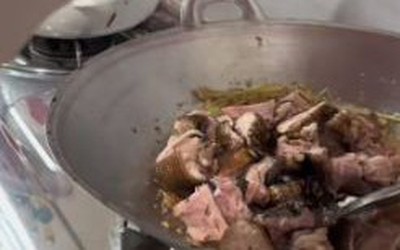 Được người lạ tặng thịt miễn phí, người phụ nữ sốc nặng sau khi nấu chín
