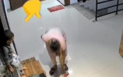 Ngồi lên bệ cửa sổ, bé gái ngã từ tầng 12 xuống đất