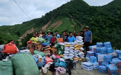 Xúc động người dân vùng lũ Nghệ An chia sẻ hàng cứu trợ với nhân dân nước bạn Lào