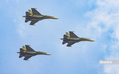 Đội hình "hổ mang chúa" SU-30MK2 gầm rú trên bầu trời Hà Nội