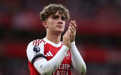 "Thần đồng" 15 tuổi của Arsenal được huyền thoại bóng đá Anh hết lời khen ngợi