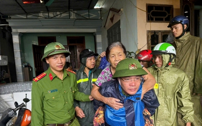 Công an Thanh Hóa xuyên đêm đội mưa sơ tán dân trước khi bão số 5 đổ bộ