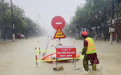 Mưa xối xả, nhiều tuyến đường ở Hà Tĩnh bị đứt gãy, ngập sâu