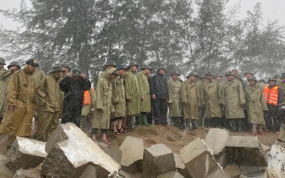 Phó Thủ tướng Trần Hồng Hà kiểm tra công tác gia cố tuyến đê trọng yếu bảo vệ hàng trăm hộ dân trước bão số 5