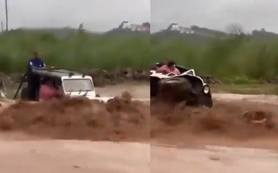 Ô tô bị nước lũ cuốn trôi, 2 người trên xe may mắn sống sót