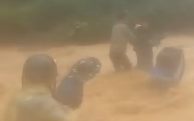 Xúc động video cán bộ xã biên giới vượt lũ dữ đưa người dân đến nơi an toàn
