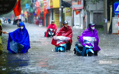 Hà Nội ngập nặng, người dân bì bõm lội nước đi làm