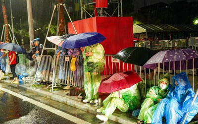Bất chấp trời mưa, người dân "trải bạt giữ chỗ" xuyên đêm chờ xem sơ duyệt diễu binh, diễu hành