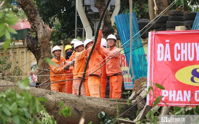 Thợ áo cam căng mình dựng lại nguồn điện sau bão số 5