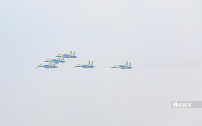 Tiêm kích Su-30MK2 bay lượn trên bầu trời Hà Nội