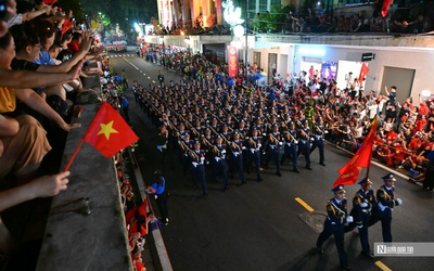 Các khối diễu binh "đi giữa lòng nhân dân"