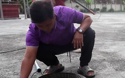 Bắt được con rắn hổ mang khổng lồ nặng 10kg trốn dưới tủ quần áo