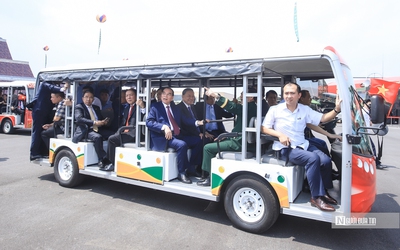 Tỷ phú Phạm Nhật Vượng lái xe điện đưa Tổng Bí thư Tô Lâm tham quan triển lãm