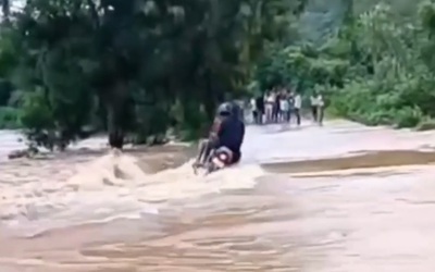 Cố băng qua cầu ngập nước, 3 người đi xe máy bị nước cuốn trôi